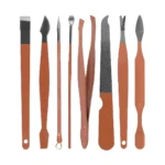 Set de 12 herramientas de manicure en tonos terracota: limas, pinzas, cortacutículas y más.