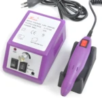 Set de manicure y pedicure púrpura con unidad de control eléctrica, perilla de velocidad, interruptor de polaridad, pieza de mano y base de soporte.