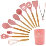 Set 12 utensilios cocina silicona rosa con mangos madera, antiadherentes, incluye espátulas, cucharones, batidor, pinzas y recipiente.
