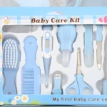 Set azul para cuidado de bebé: termómetro, cepillo, peine, cortaúñas, tijeras, aspirador nasal y lima.