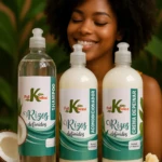 Set de cuidado capilar para rizos definidos: shampoo, acondicionador y crema de peinar en botellas transparentes y blancas.