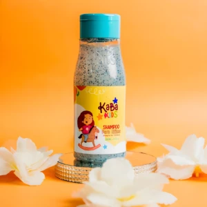 Shampoo Kaba para Niños, líquido azul con puntos negros, frasco transparente con tapa turquesa, 380ml.
