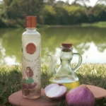 Shampoo SOS Ritual Botánico Cebolla y Argán 400 ml con aceite y cebolla en un entorno natural junto al lago.