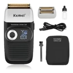 Afeitadora eléctrica Kemei 2026 negra con pantalla digital, incluye cabezal de repuesto, aceite lubricante, cable de carga, cepillo limpiador y estuche.