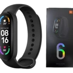 Smartband M6 negra en primer plano, junto a su caja con el número 6 holográfico.
