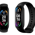 Smartband M6 negra con pantalla mostrando hora, fecha, temperatura 26°C y métricas de actividad física.