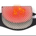 Soporte cervical con calor, diseño perforado en rojo y gris, ajustable.