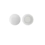 Dos sujetadores magnéticos blancos para camisetas deportivas, uno liso y otro con relieve, para fijar dorsales.