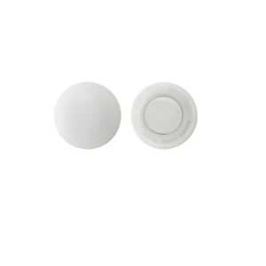 Dos sujetadores magnéticos blancos para camisetas deportivas, uno liso y otro con relieve, para fijar dorsales.