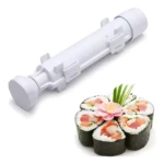 Molde blanco para sushi con pistón y rodillo, junto a 6 rollos de sushi rellenos servidos con flor y cebollín.
