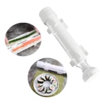 Molde blanco para hacer sushi cilíndrico en forma de tubo, con ingredientes y rollos terminados en plato.
