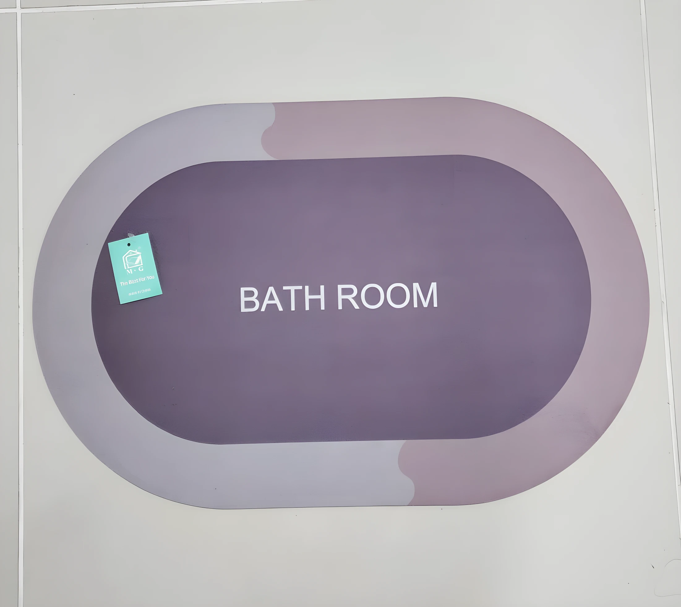Tapete antideslizante para baño, color morado con bordes degradados, con etiqueta de marca.