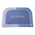 Set x2 tapete absorbente y antideslizante para baño, color azul degradado, con texto "BATHROOM".