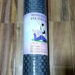 Tapete de yoga Sport Life EVA eco-friendly gris tejido, enrollado sobre piso de madera.