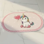 Tapete ovalado rosa con unicornio sentado, globo de corazón, borde de encaje y lunares.