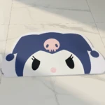 Tapete Kuromi azul y blanco con cara de personaje, diseño divertido y base antideslizante.