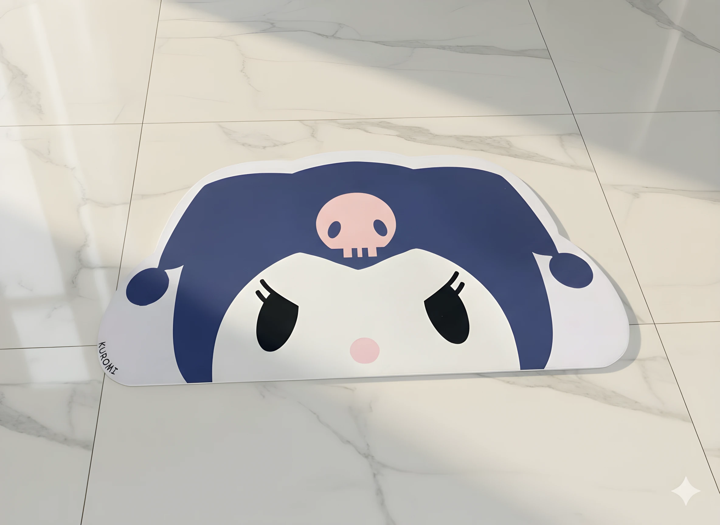 Tapete Kuromi azul y blanco con cara de personaje, diseño divertido y base antideslizante.