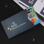 Tarjetero RFID de aluminio gris con diseño texturizado, mostrando una tarjeta UnionPay y MasterCard.