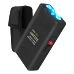 Taser de defensa personal negro con linterna y estuche, emitiendo descarga eléctrica azul. 800K VOLT.