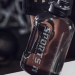 Termo botella de agua deportiva transparente de 1.7 litros con texto "SPORTS", ideal para hidratación.