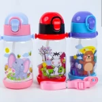 Tres termos para agua con pitillo y caricaturas: elefante rosa, cebra roja y oso azul.