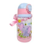 Botella para agua infantil transparente con diseño de elefante y abejas, tapa rosada con pitillo y correa rosada.