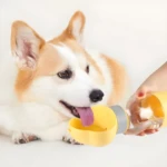 Corgi bebe agua de termo dispensador amarillo portátil con comedero integrado, ideal para paseos.