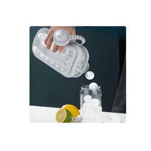 Molde de silicona blanco flexible para esferas de hielo, libera bolas de hielo en un vaso.