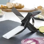 Tijeras picadoras de alimentos con mango negro y hoja de acero inoxidable, ideales para picar vegetales en la cocina.