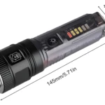 Linterna LED recargable con zoom ajustable, cuerpo transparente y pantalla de potencia.