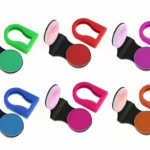 Set de 6 aplicadores de tiza para cabello con estuches de colores, cada uno incluye una base negra, una almohadilla de color pastel y una tapa de color.
