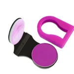 Set de tiza para cabello color fucsia, incluye un aplicador de mano negro con almohadilla de espuma rosa y un marco guía de plástico rígido morado.
