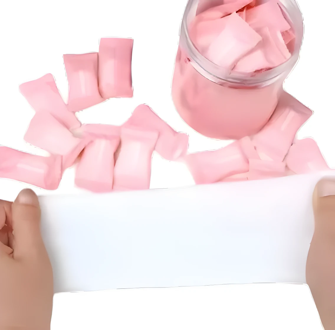 Toallas compactas de limpieza facial rosa, apiladas y en frasco de vidrio, sujetas con manos sobre superficie blanca.