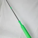 Mango extensible de trapeador metálico con grip verde acanalado.