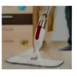 Trapero blanco con rociador y vapor limpiando suelo de madera.