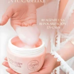 Manos sostienen crema capilar rosa "Tratamiento Nutritivo" de Murena, para hidratación y brillo.
