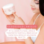 Muestra de tratamiento capilar de Argan, Jojoba y Aloe Vera en envase rosa, en manos de una mujer.