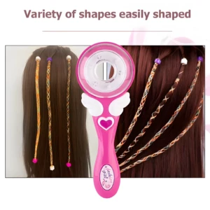 Trenzadora de cabello automática color rosa con diseño ergonómico de alas y corazón, exhibida junto a mechones de cabello decorados con hilos trenzados.