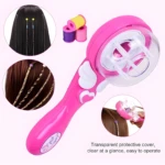 Trenzadora automática rosa con protector transparente, incluye tres bobinas de hilo de colores y muestra ejemplos de peinados decorados en el cabello.