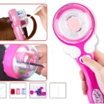 Trenzadora de cabello automática color fucsia con diseño de alas. Incluye bobinas de hilo, cuentas decorativas y herramientas de guía para peinados.