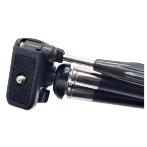 Detalle de cabeza de trípode negro con placa de montaje y tornillo metálico, parte de Beston 2008.