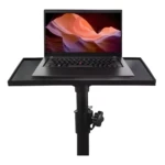 Trípode negro con bandeja ajustable para portátil, de metal resistente, ideal para presentaciones.