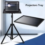 Trípode negro con bandeja metálica texturizada para proyectores, ideal para presentaciones.