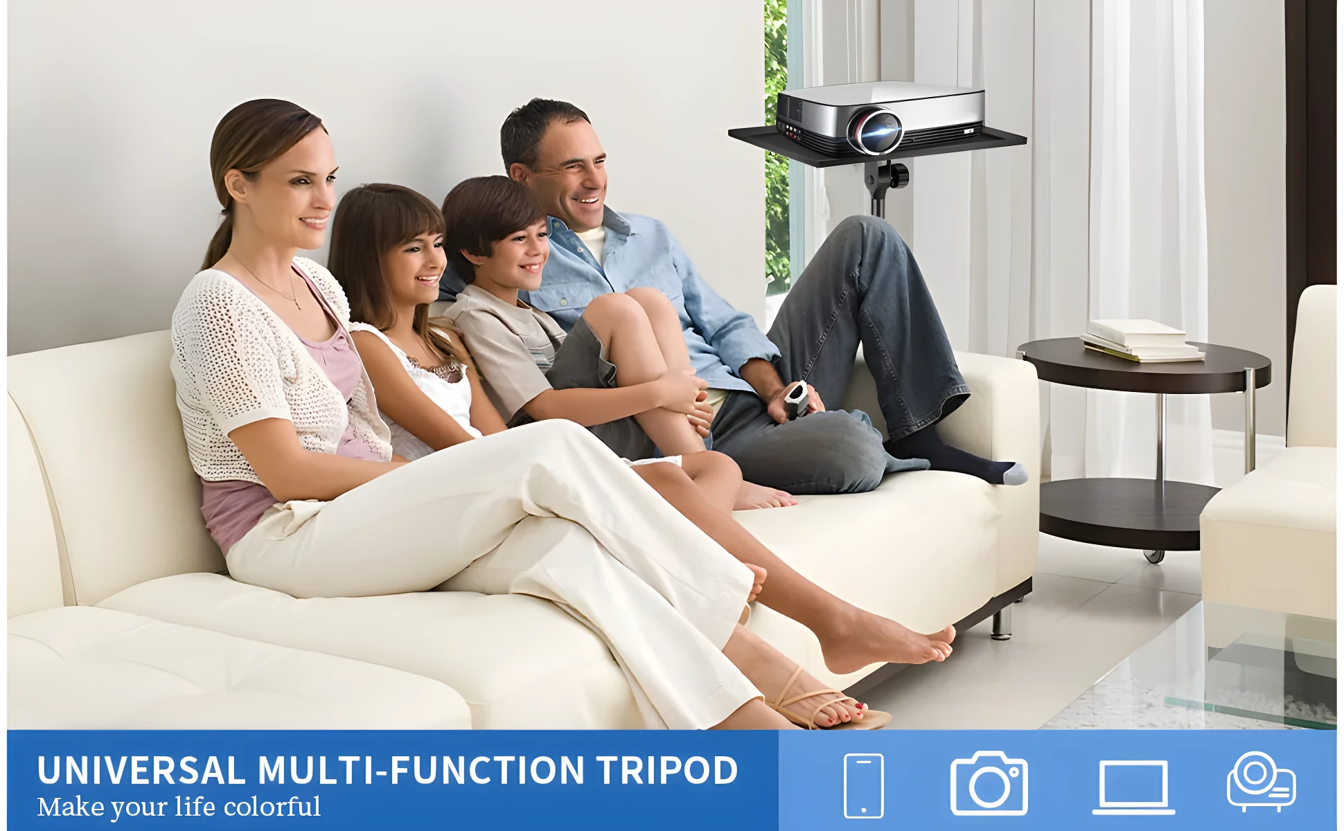 Familia disfrutando un proyector sobre un trípode ajustable con bandeja, un sofá blanco y una mesa de centro.