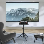 Trípode negro con bandeja para proyector, ideal para cine en casa o presentaciones, de 60 x 35 cm.