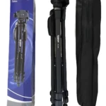 Trípode Diskon DK-3540 negro plegado y en empaque azul, con bolso de transporte negro.