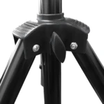 Trípode metálico negro para parlantes, con ajuste de altura y perilla de seguridad.