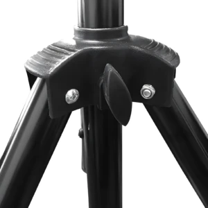 Trípode metálico negro para parlantes, con ajuste de altura y perilla de seguridad.