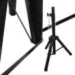 Trípode metálico negro para parlantes, con altura ajustable.