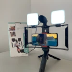 Kit de video profesional AY-49X con trípode, micrófono y dos luces LED, montado en un teléfono.